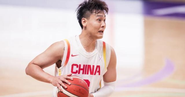 沙特主帅一语道破天机：中国男篮的未来，竟藏在这两个年轻人身上