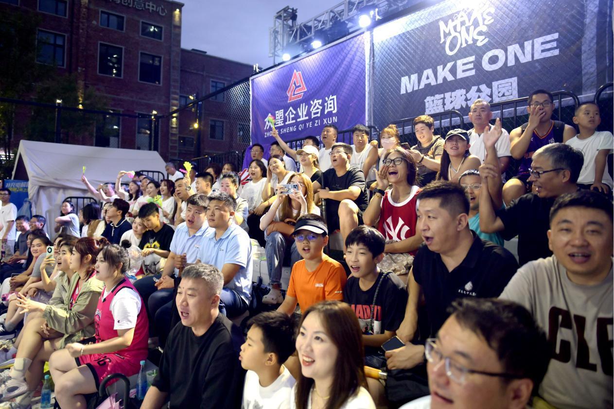 近千市民汇聚在红梅MAKEONE篮球公园，观看比赛。铁西区委宣传部供图
