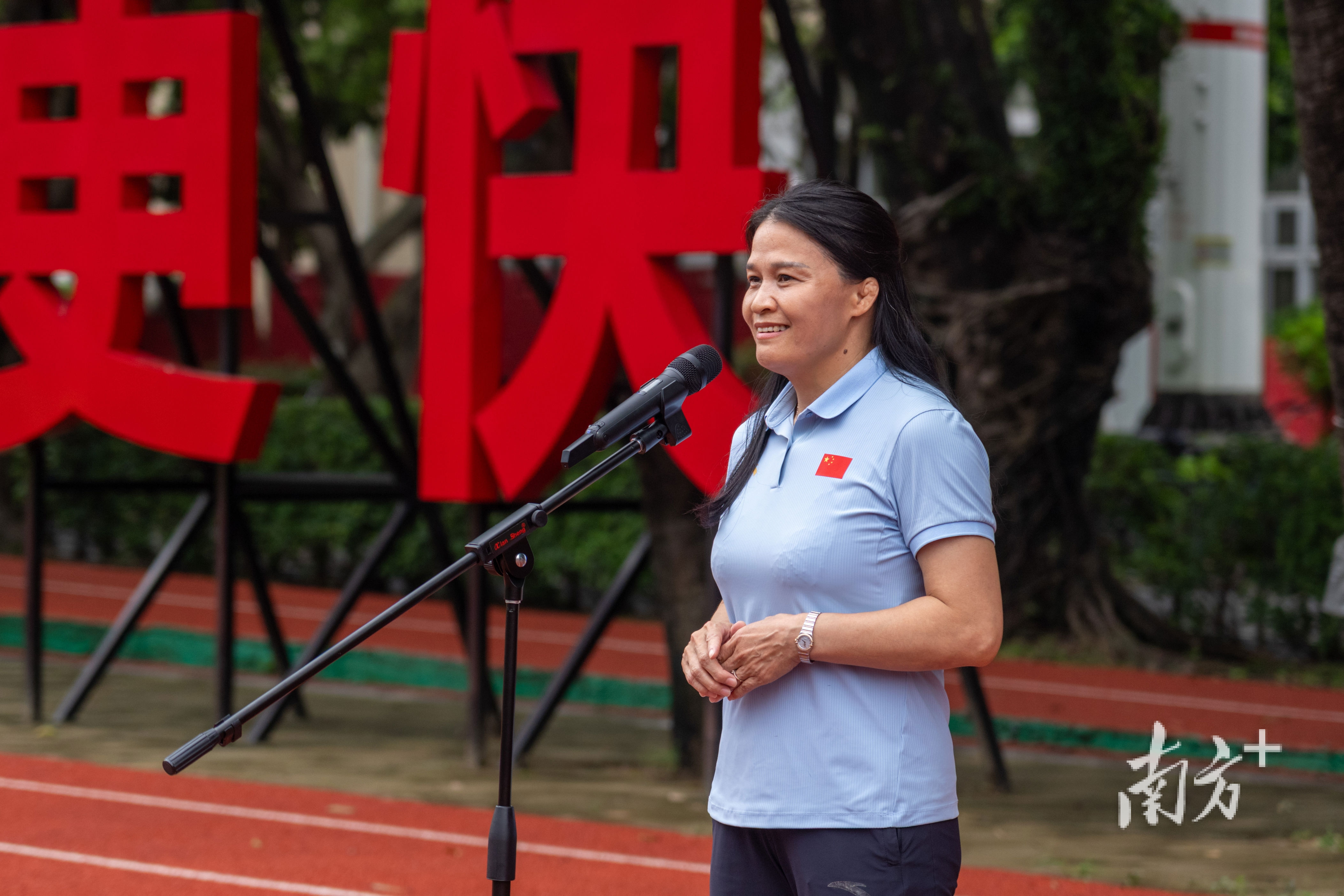 奥运冠军、广东省二沙体育训练中心党委书记冼东妹。