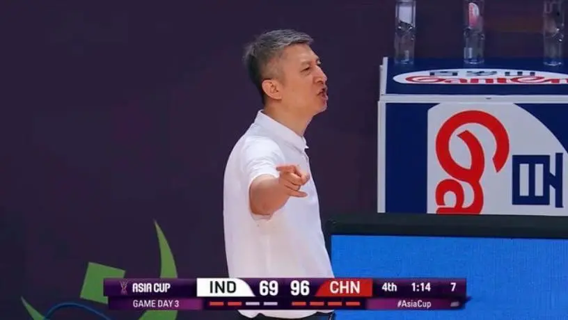 男篮31分大胜，印度主教练盛赞中国球员，王俊杰有冲击NBA的能力