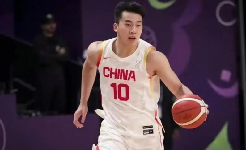 男篮31分大胜，印度主教练盛赞中国球员，王俊杰有冲击NBA的能力