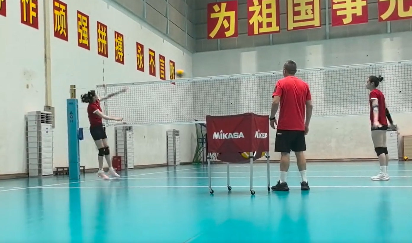 中国女排李盈莹 训练起跳扣球 主帅赵勇开心 最新恢复进度公布