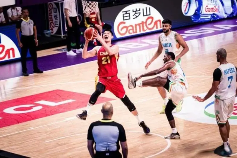 男篮31分大胜，印度主教练盛赞中国球员，王俊杰有冲击NBA的能力