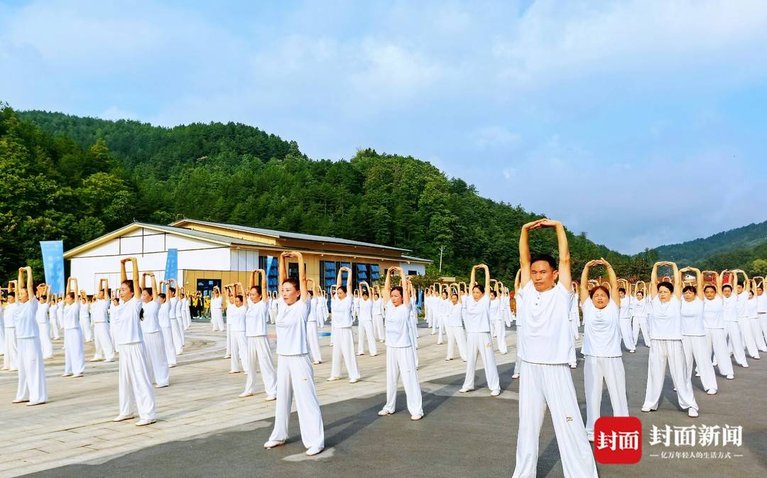千名健身气功爱好者齐聚四川曾家山 共赴健康之约 | 全民健身日