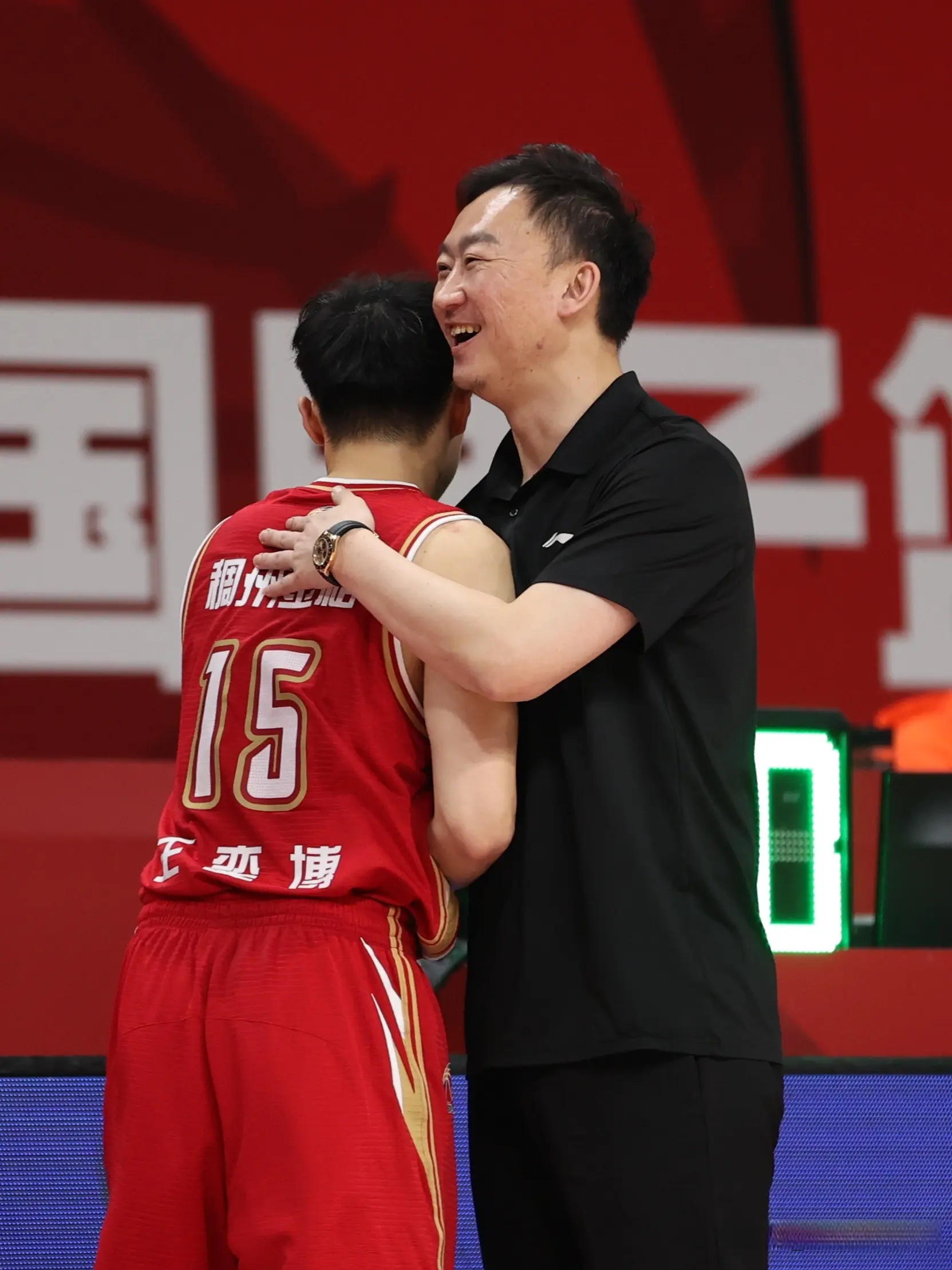 他来了， 王奕博抵达青岛，刘维伟迎来爱将加盟，后者将获顶薪合同