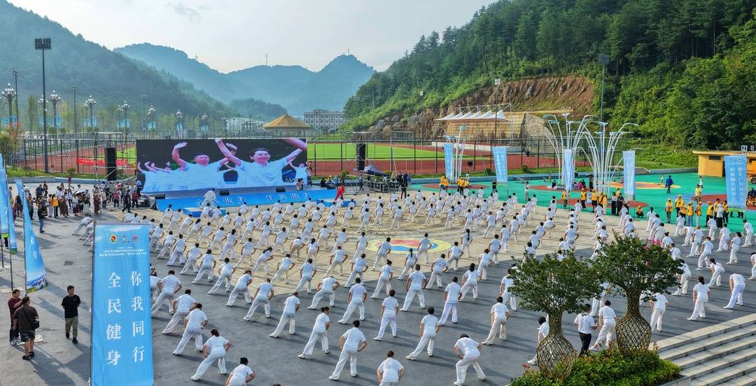 千名健身气功爱好者齐聚四川曾家山 共赴健康之约 | 全民健身日