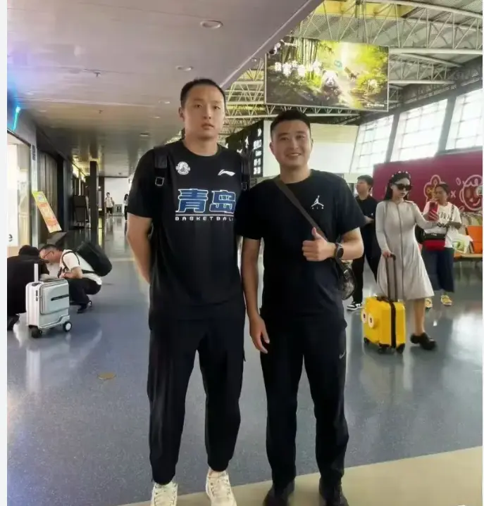 千呼万唤始出来，杨瀚森替身出炉，青岛已经签下前深圳内线胡小龙