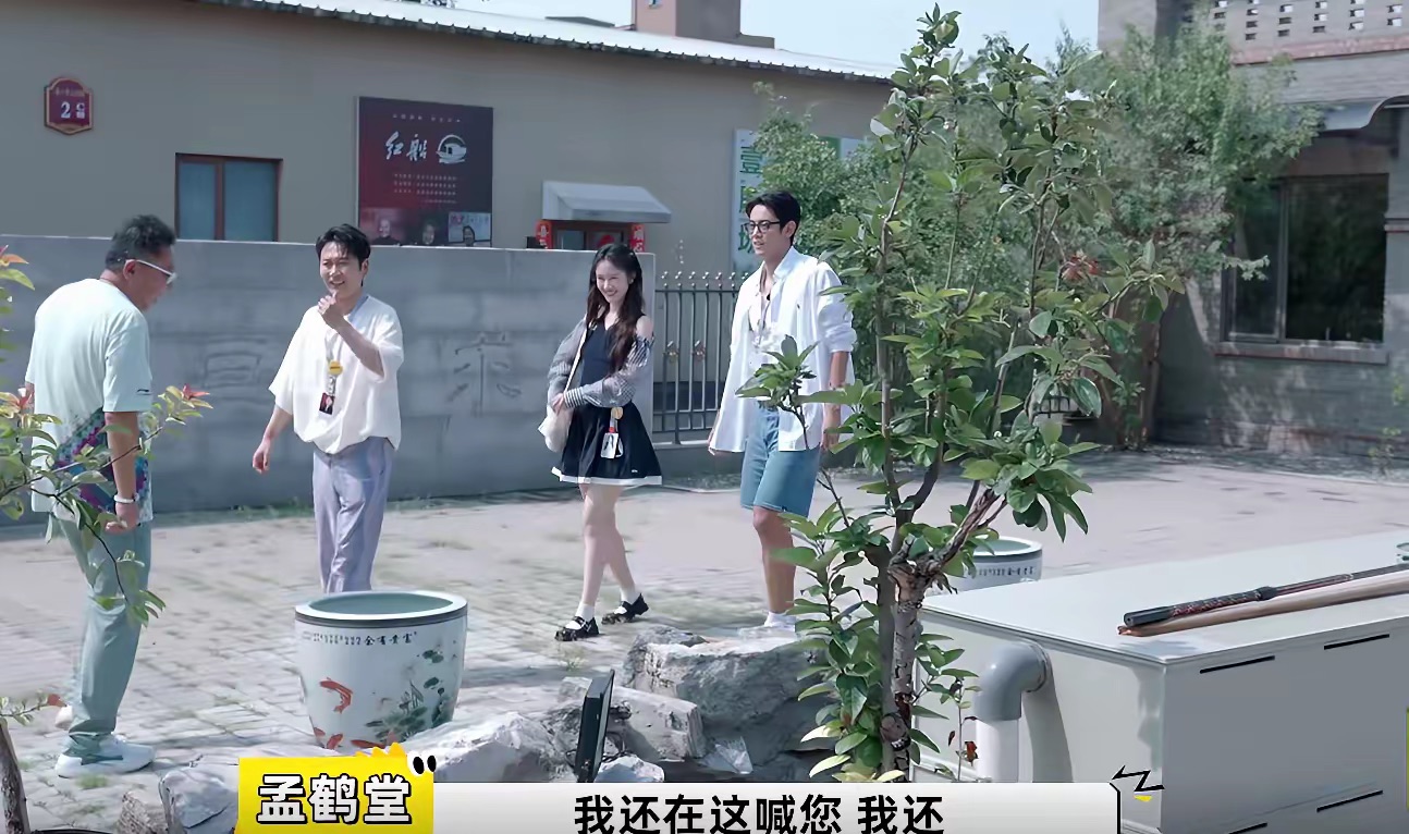 ��ǫ���ص��˻�Ǯ����ͣ�ס600ƽ��լ����2300���㣬4�˳԰˸���