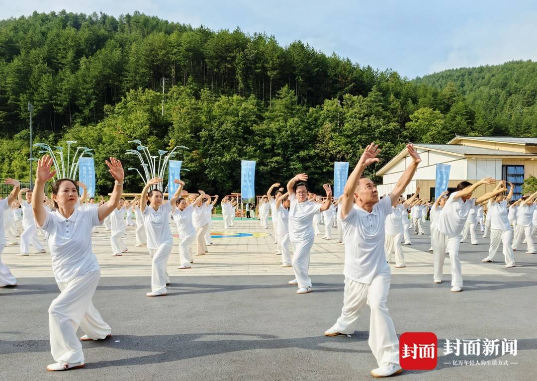 千名健身气功爱好者齐聚四川曾家山 共赴健康之约 | 全民健身日