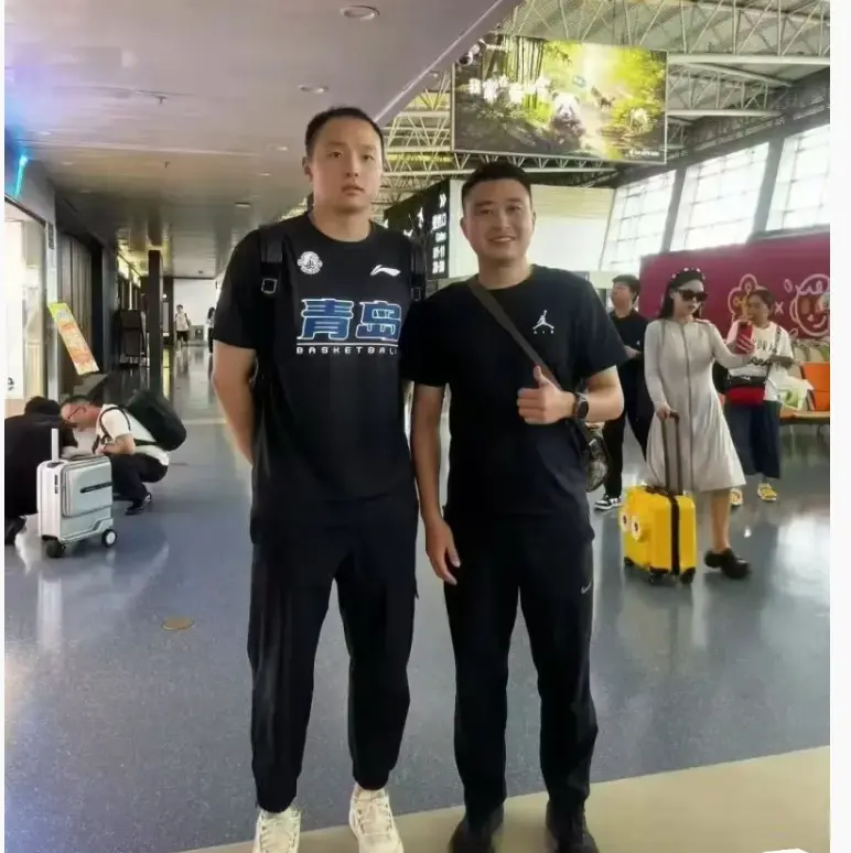 他来了， 王奕博抵达青岛，刘维伟迎来爱将加盟，后者将获顶薪合同
