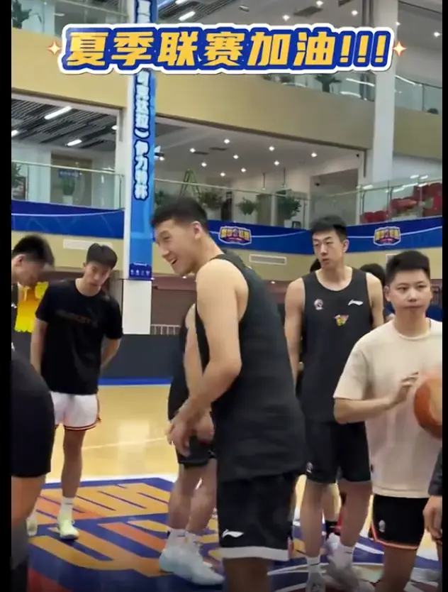 广东队抵达新疆踩场训练 全队猛练三分+折返跑 任骏飞复出 未见徐昕