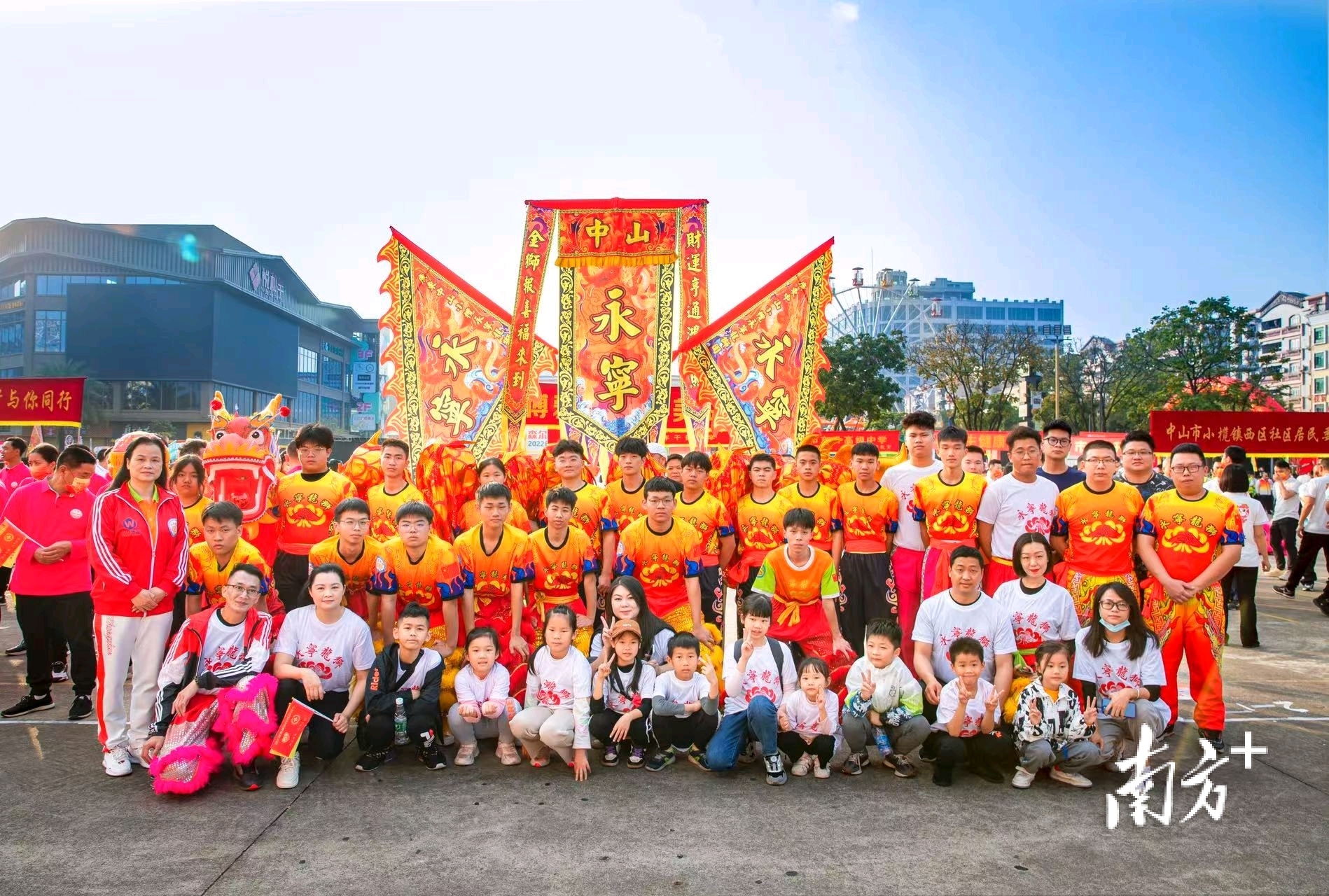 郭谦荣带领的永宁龙狮武术团出国表演。 受访者 供图