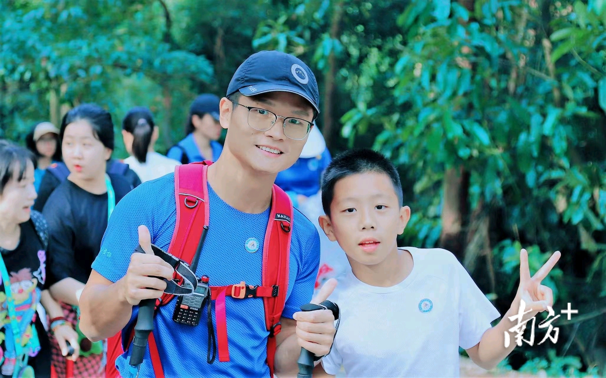 陈虎（左）和孩子参加“拾峰”全民健身登山系列活动。 受访者 供图