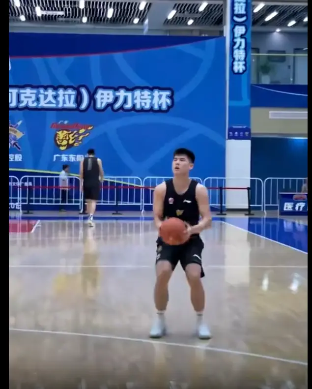 广东队抵达新疆踩场训练 全队猛练三分+折返跑 任骏飞复出 未见徐昕
