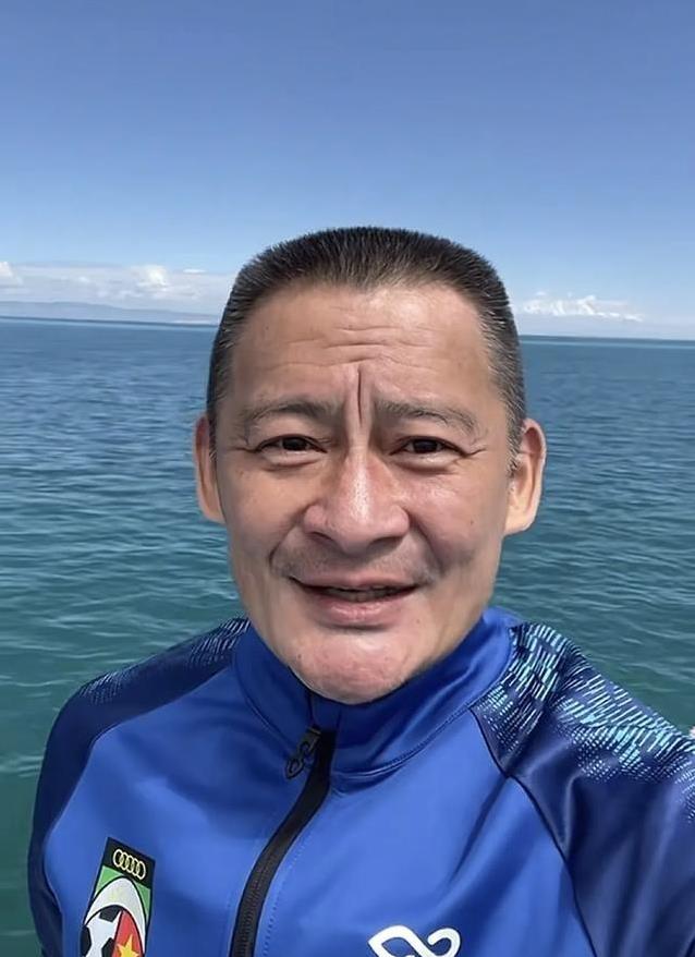 58岁景岗山高温踢球白发多，爱喝白酒伤身，高峰却生活规律
