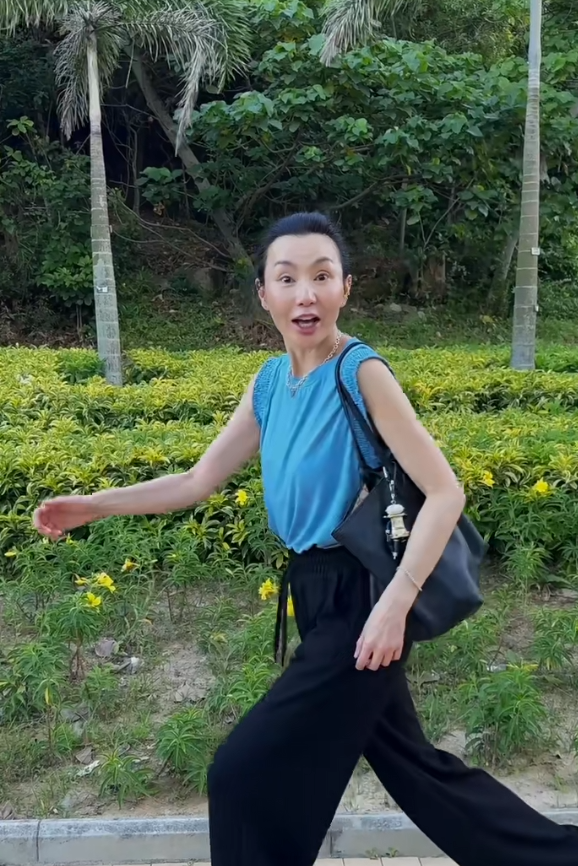 60岁张曼玉入驻小红书，3小时涨粉超16万，晒近照被赞少女感十足，叶童在评论区留言