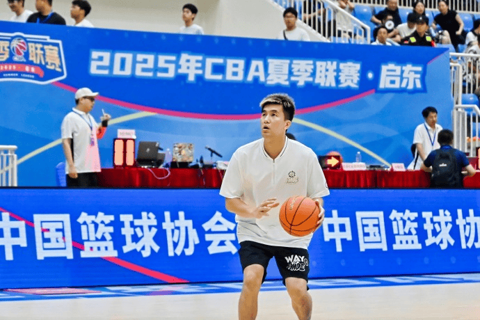 广州男篮官方晒照：镜头捕捉到一只认真观赛的“帅伦儿”