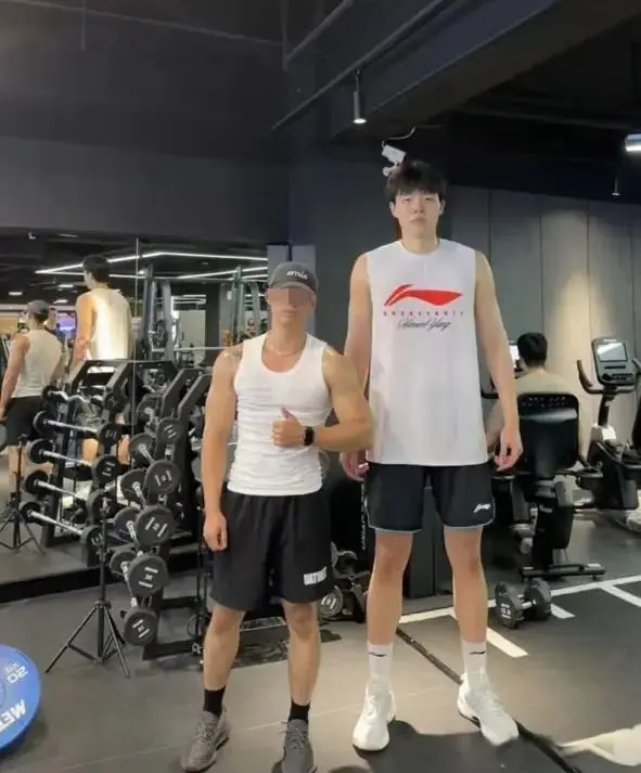 杨瀚森现身佛山，在健身房苦练肌肉，和球迷开心合影，明天飞美国
