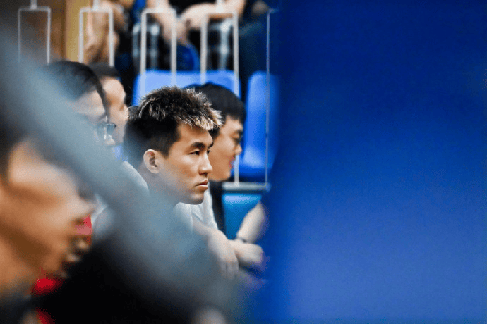 广州男篮官方晒照：镜头捕捉到一只认真观赛的“帅伦儿”