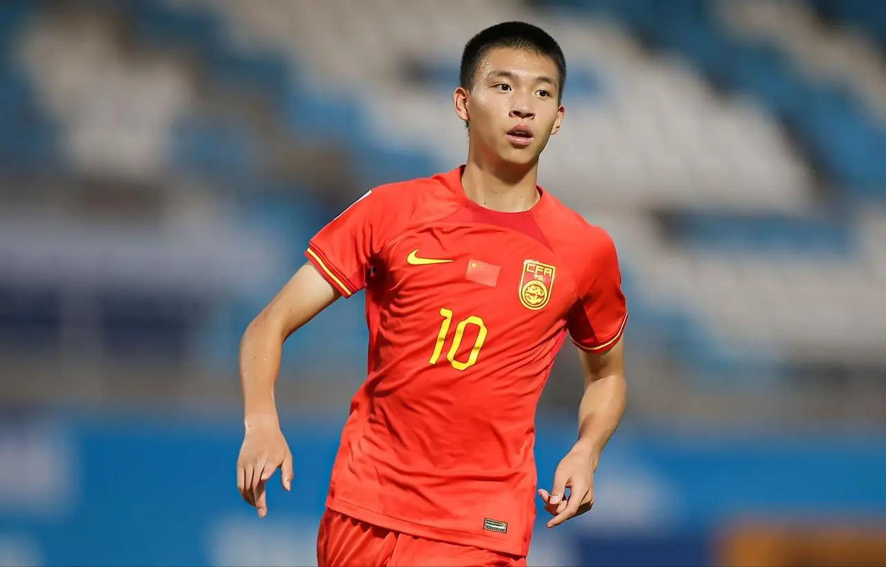 留洋+1！国际巴塞罗那官宣：18岁中国后卫加盟，征战西班牙联赛