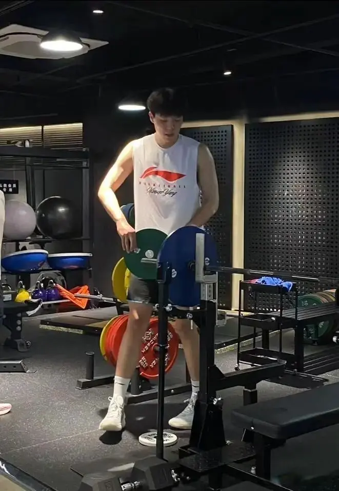 杨瀚森现身佛山，在健身房苦练肌肉，和球迷开心合影，明天飞美国