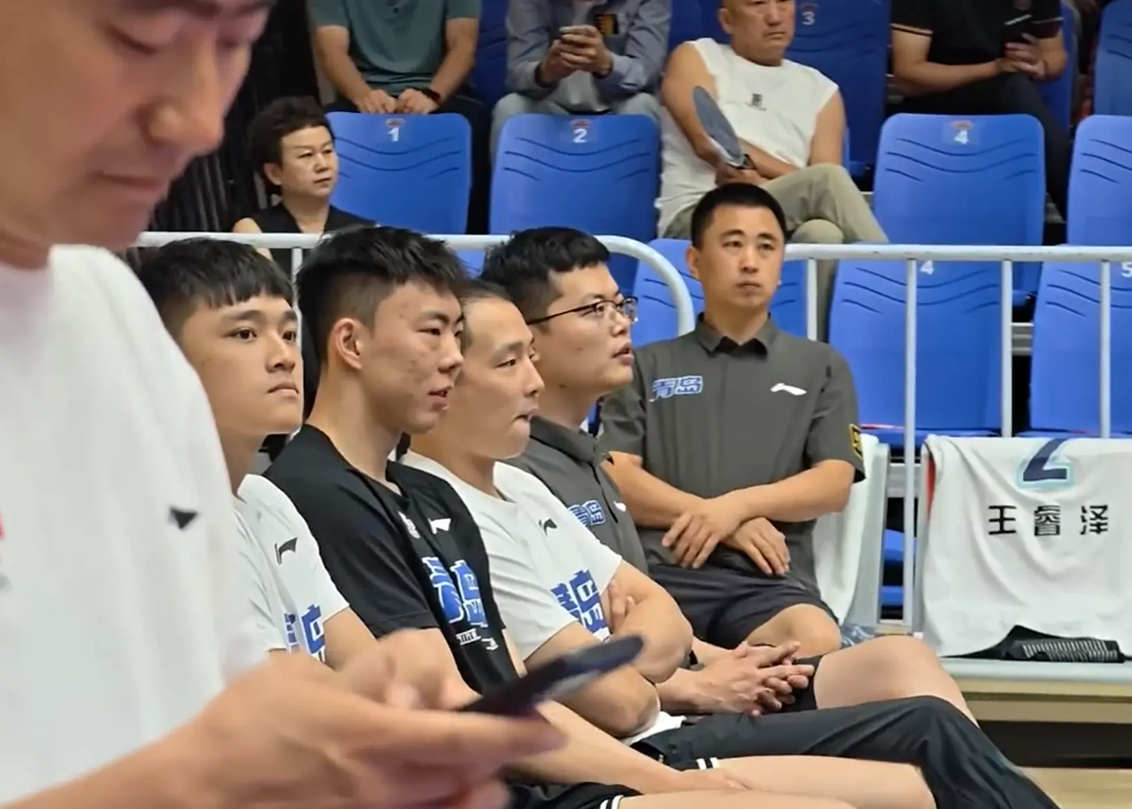 广东7分险胜获开门红！杜锋藏起锋芒，张文逸爆发，杨溢拉胯11中3