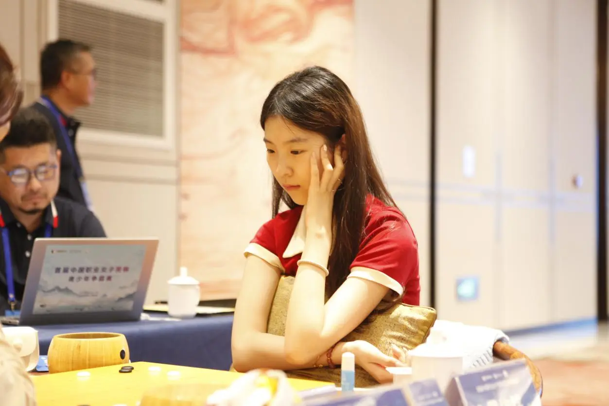 首届中国职业女子围棋青少年争霸赛半程已过，吴依铭徐海哲等强手出昏着致败