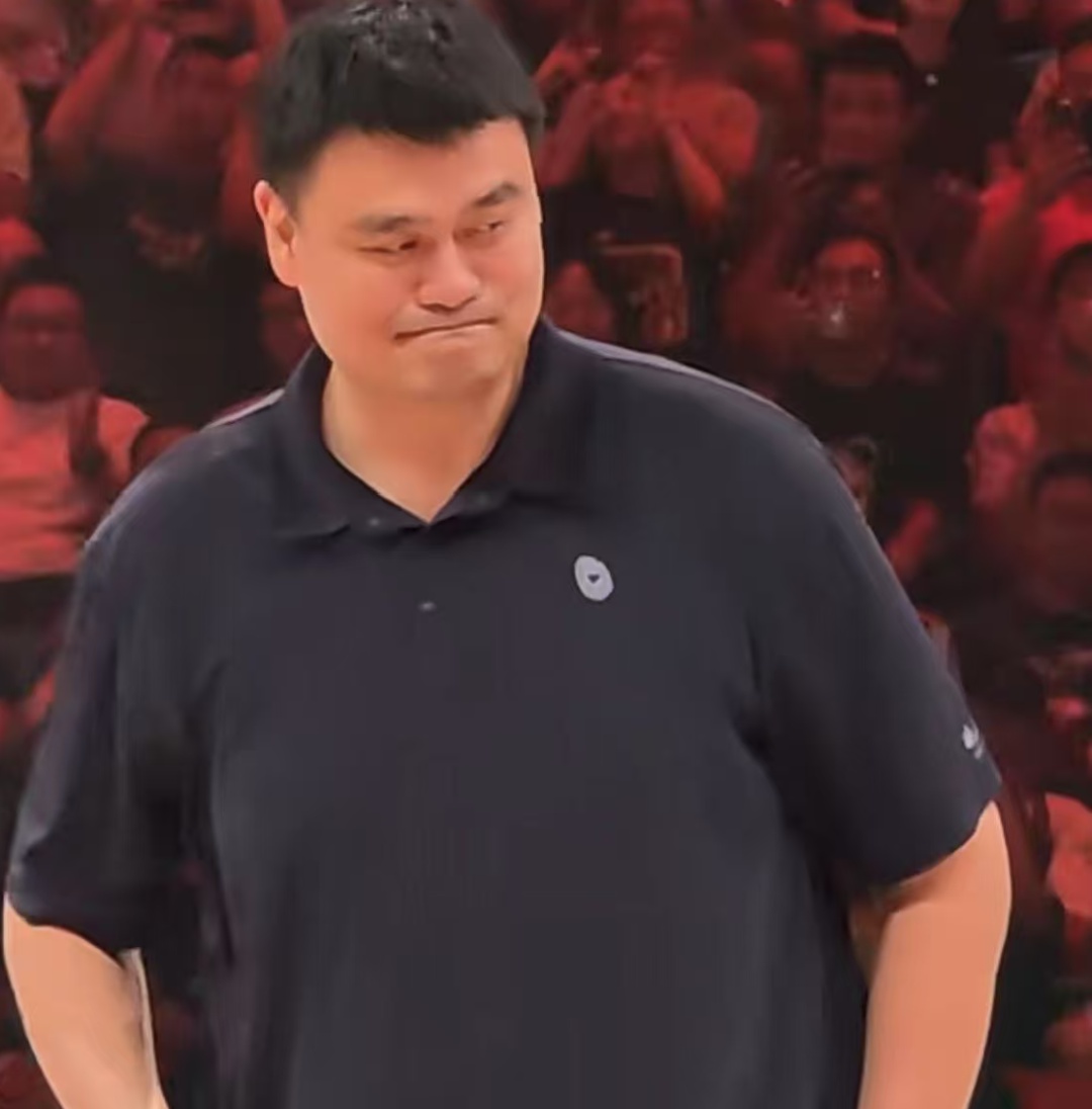 姚明现身杭州，为浙BA3分球大战颁奖，自嘲是“最不会投三分的人”
