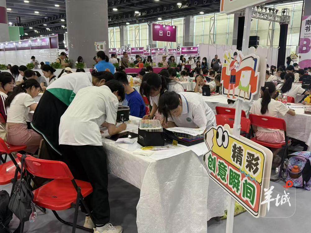 “明年还要来！”南国书香节的这场手抄报赛事何以圈粉亲子、师生？