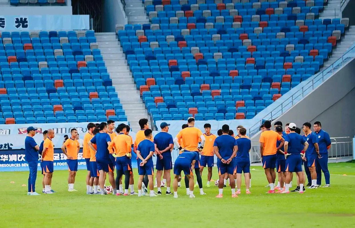 泰山队赛前22人合练，四外援参加，中场主力缺席，年轻人等待机会
