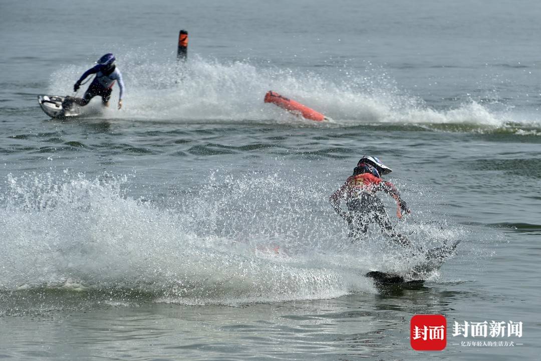 三岔湖赛场逐风踏浪 直击冲浪板比赛的速度与激情｜图说世运
