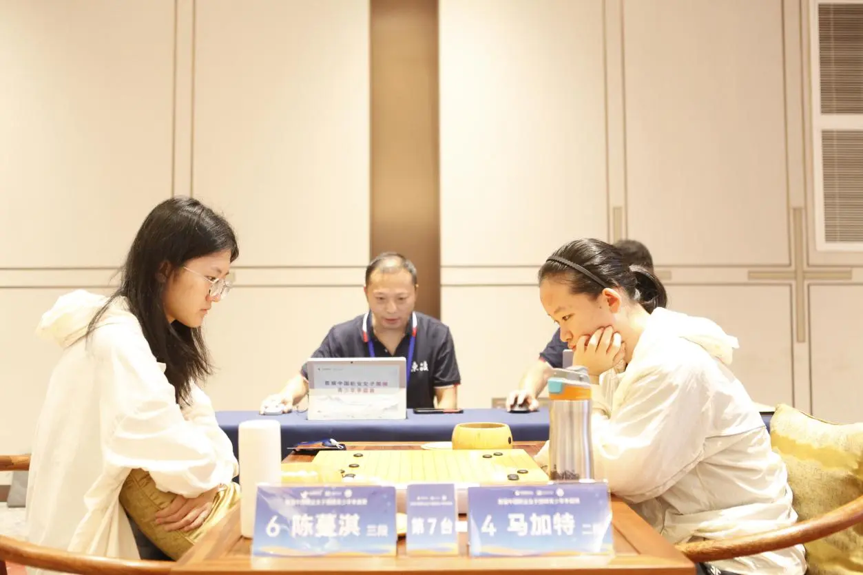 首届中国职业女子围棋青少年争霸赛半程已过，吴依铭徐海哲等强手出昏着致败