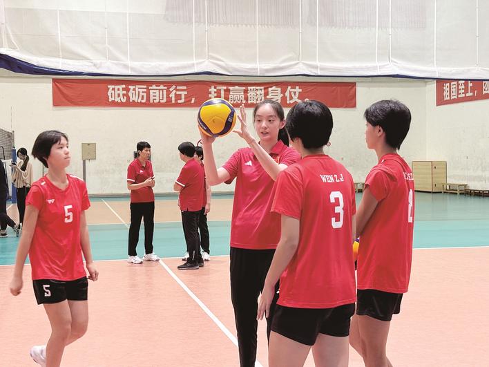 出征前，庄宇珊殷小岚 给漳州女排“开小灶”