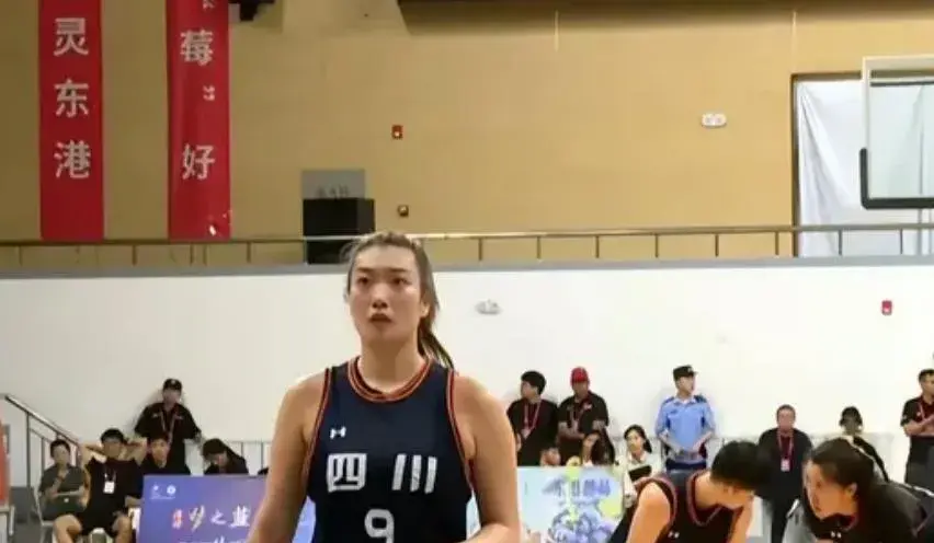 女篮大名单公布仅1天，宫鲁鸣惹争议，三大王牌落选 一刀切合理？