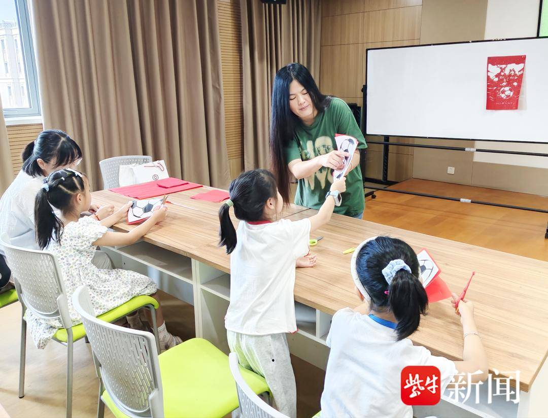 南通非遗传承人以纸为媒，用非遗剪纸为“苏超”喝彩
