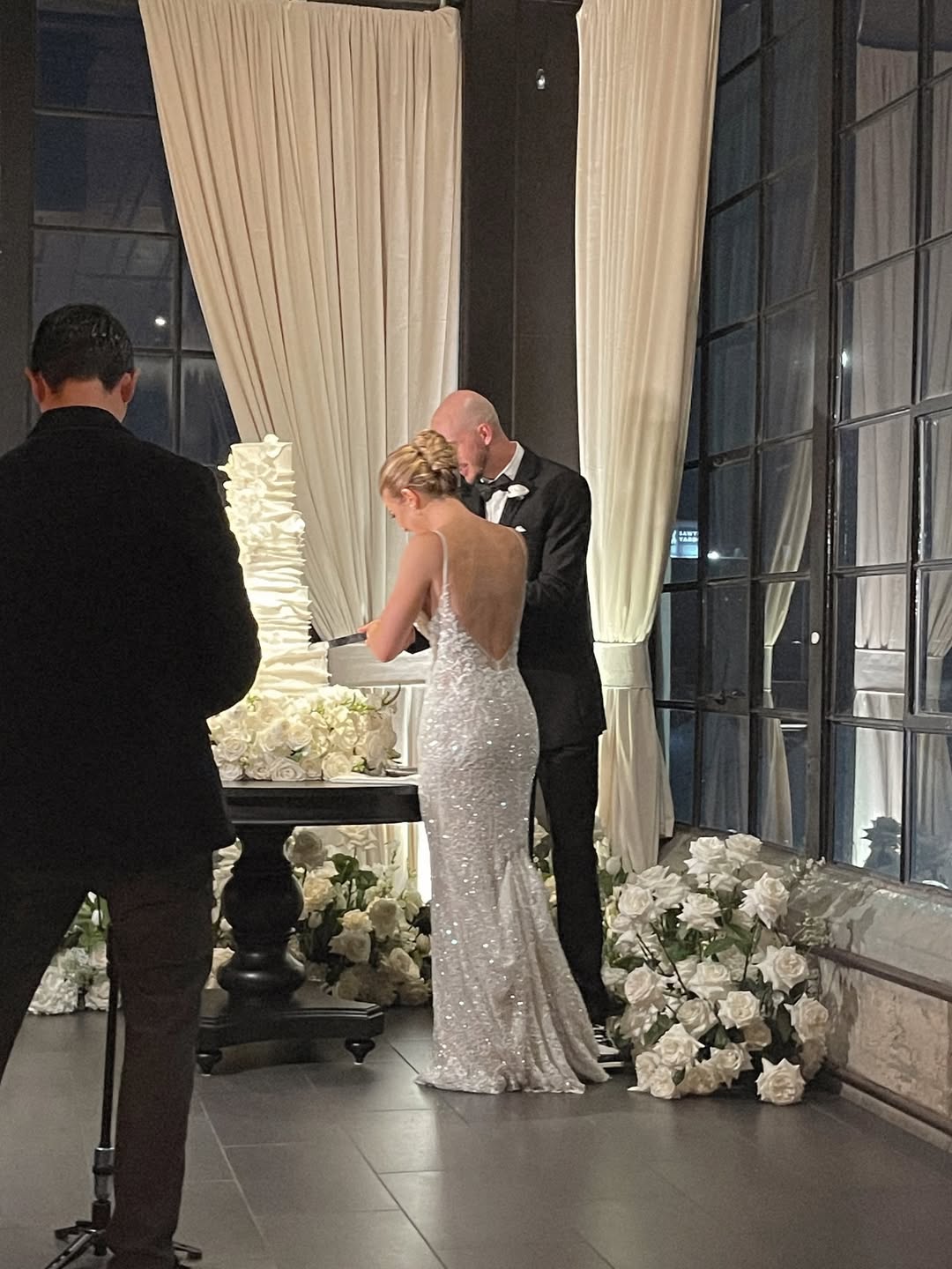 拉文妻子Ins晒和丈夫参加婚礼的照片：祝卡鲁索夫妇永浴爱河