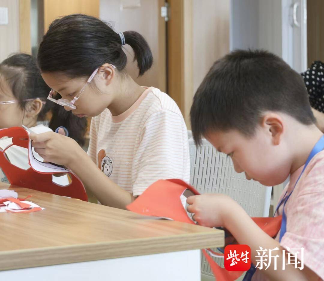 南通非遗传承人以纸为媒，用非遗剪纸为“苏超”喝彩