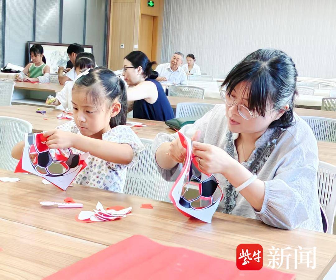 南通非遗传承人以纸为媒，用非遗剪纸为“苏超”喝彩