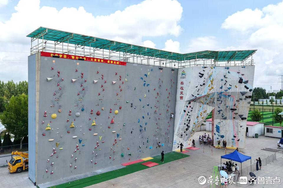小将竞逐“岩壁芭蕾”！青岛六运会青少年组攀岩比赛举办