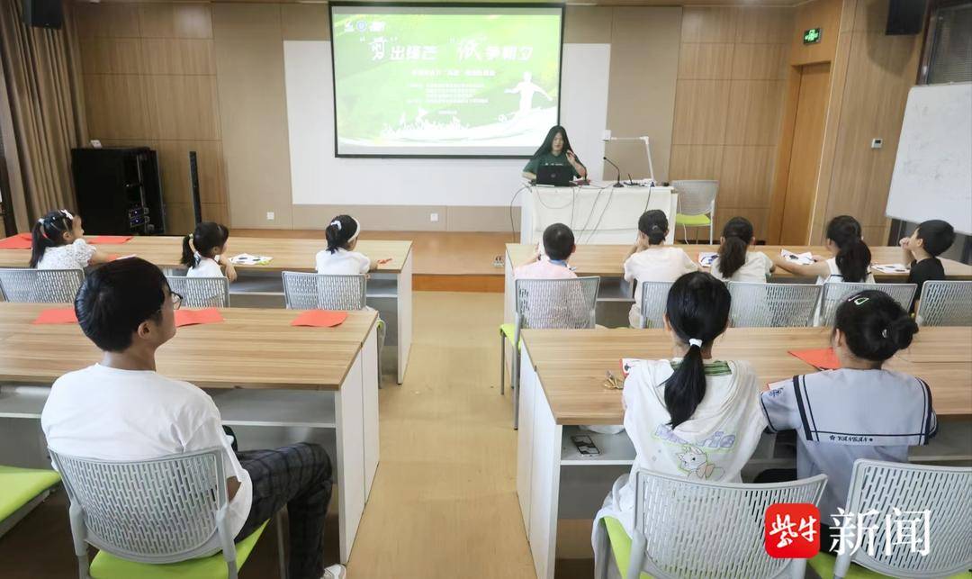 南通非遗传承人以纸为媒，用非遗剪纸为“苏超”喝彩