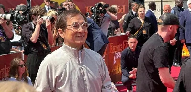 成龙功夫真伪探：拳脚搏命外，更藏一颗演员心