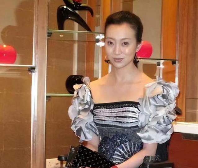 从奥运舞台摔落，她双腿瘫痪，却用手舞出新人生