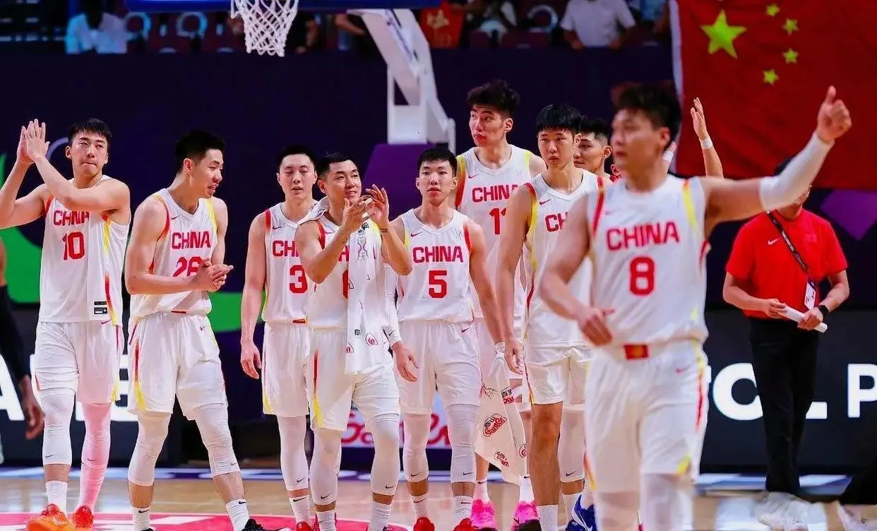 今晚7点，中国男篮对阵新西兰，胡明轩爆发，限制对方三分是关键
