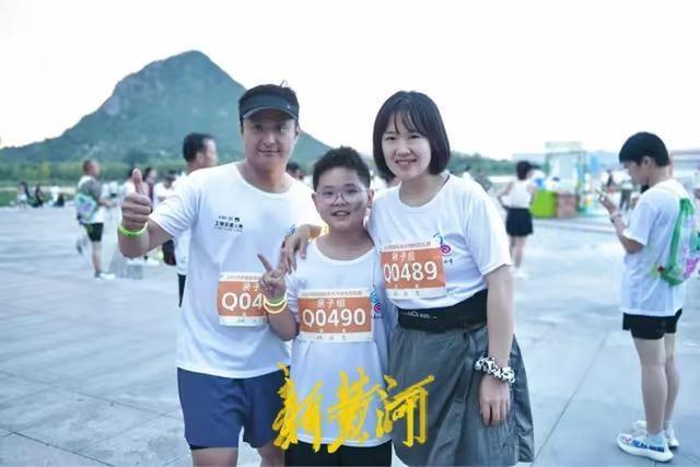 “泉”情投入!参赛跑友点赞2025济南国际泉水节夜光欢乐跑活动