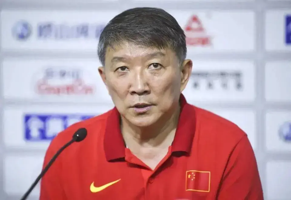 女篮大名单公布仅1天，宫鲁鸣惹争议，三大王牌落选 一刀切合理？
