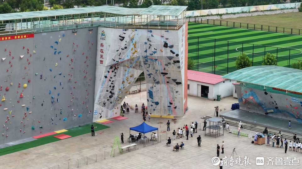 小将竞逐“岩壁芭蕾”！青岛六运会青少年组攀岩比赛举办