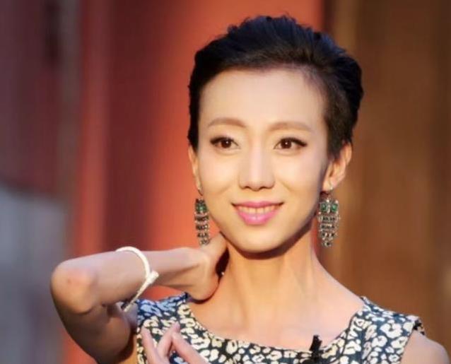 从奥运舞台摔落，她双腿瘫痪，却用手舞出新人生