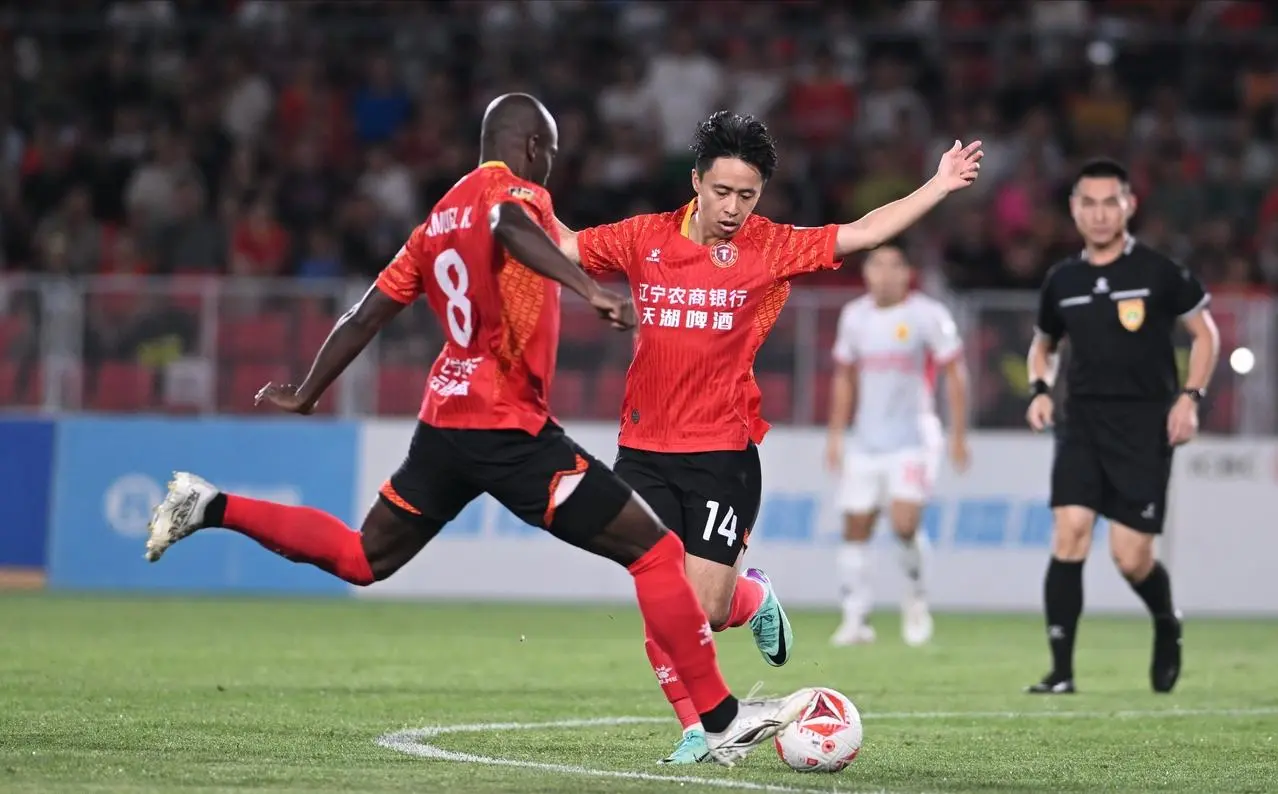 2-1！辽宁铁人胜青岛，12轮不败，领先重庆7分，邦本宜裕下轮停赛