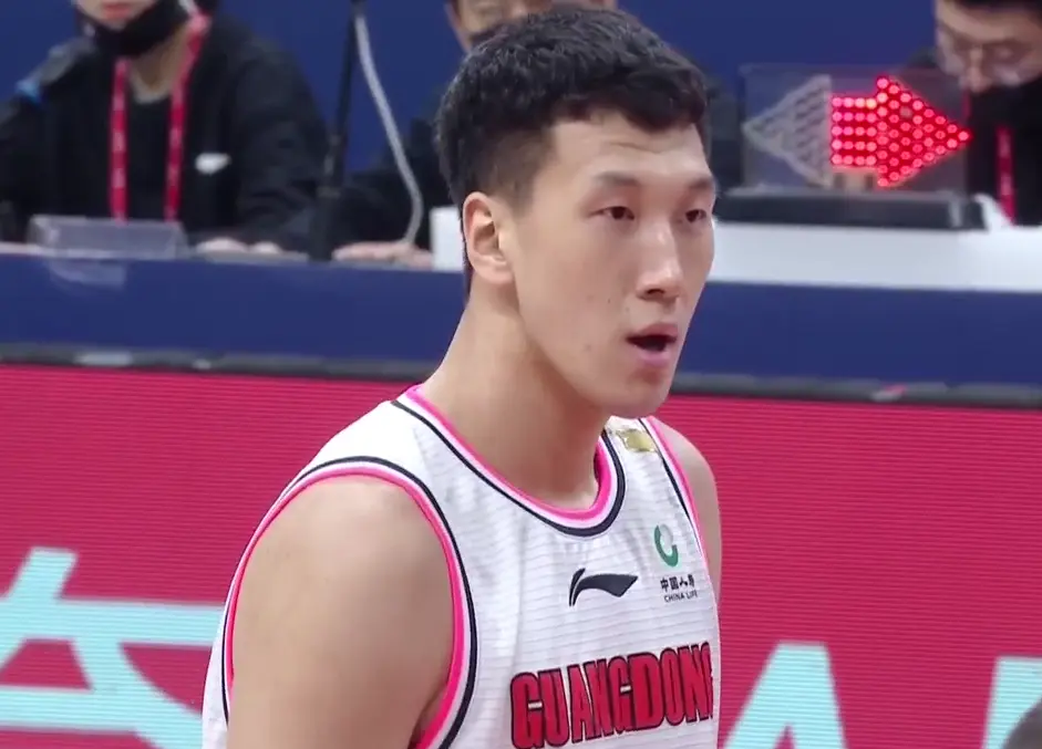 广东队收获意外之喜！射手变成“篮板王”，杜锋也是有点吃惊