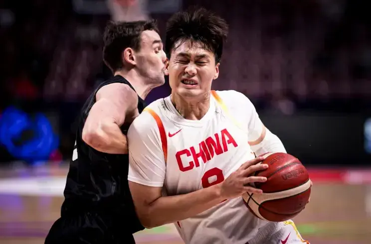 伟大的胜利，14分爆冷！中国男篮赢了：掀翻新西兰 最大功臣非赵睿